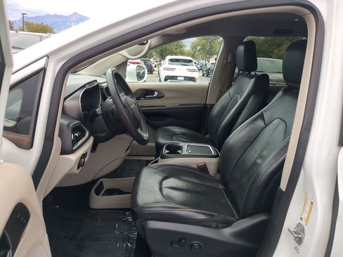 Used 2022 Chrysler Pacifica Touring-L FWD image 17