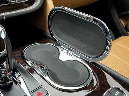 Used 2017 Bentley Bentayga image 45