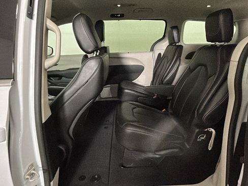 Used 2024 Chrysler Pacifica Touring-L FWD image 25