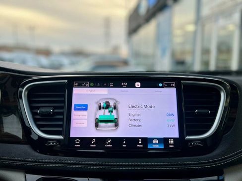 Used 2021 Chrysler Pacifica Limited w/ Uconnect Theater Family Group image 27