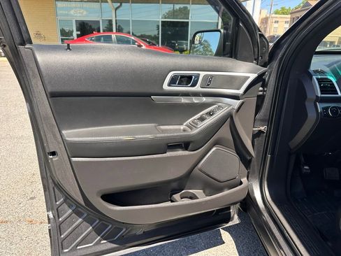 Used 2015 Ford Explorer XLT w/ Equipment Group 202B FWD image 14