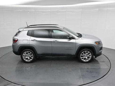 Used 2023 Jeep Compass Latitude image 24
