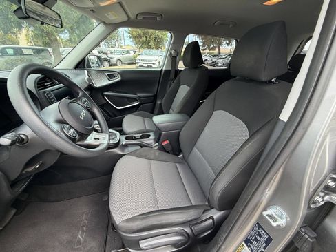 Used 2025 Kia Soul LX w/ LX Technology Package FWD image 23