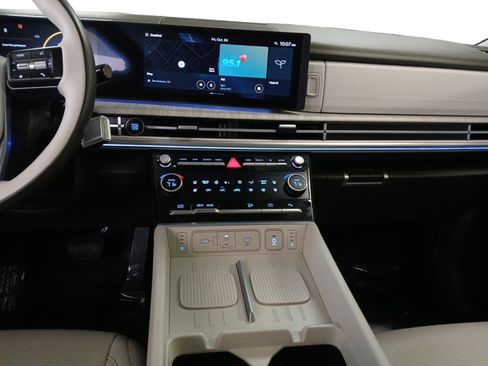 Used 2025 Hyundai Santa Fe Calligraphy image 11