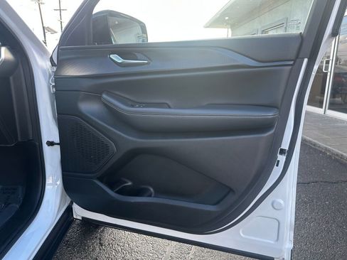 Used 2023 Jeep Grand Cherokee L Laredo image 30