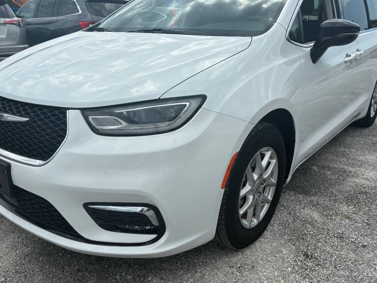 Used 2024 Chrysler Pacifica Touring-L FWD image 3
