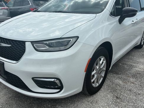 Used 2024 Chrysler Pacifica Touring-L FWD image 3