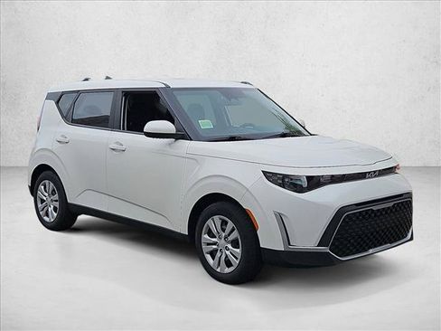 Used 2023 Kia Soul LX FWD image 3