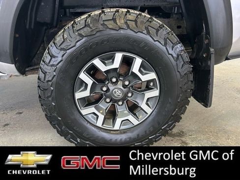 Used 2017 Toyota Tacoma TRD Off-Road w/ Premium & Technology Package image 11