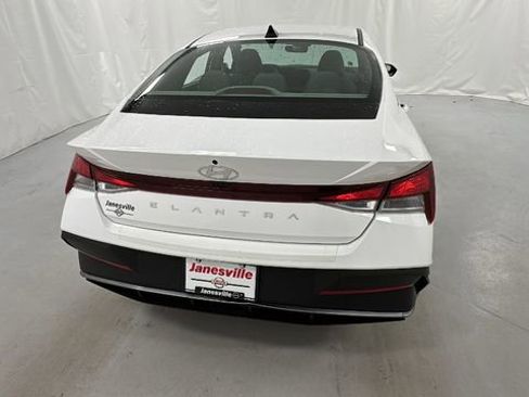 Used 2024 Hyundai Elantra SEL image 4
