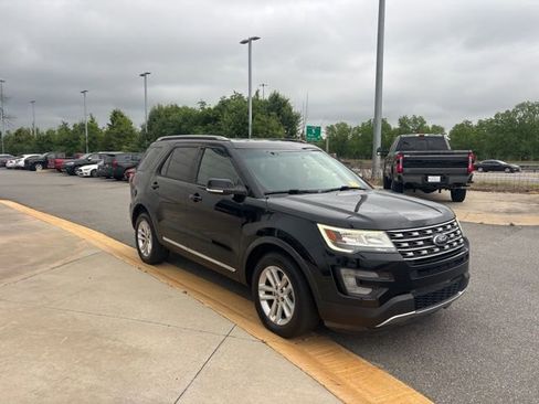Used 2017 Ford Explorer XLT FWD image 7