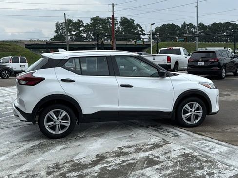 Used 2024 Nissan Kicks S image 3