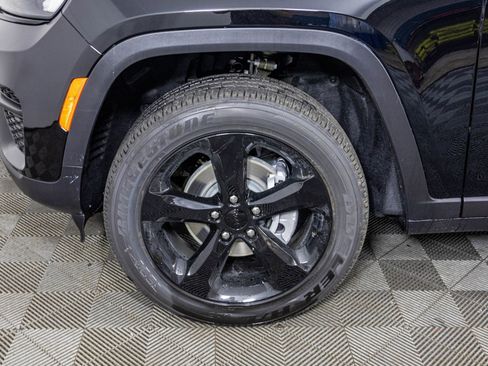 New 2025 Jeep Grand Cherokee Altitude image 17