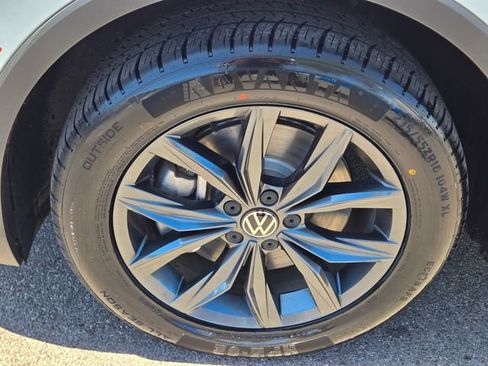 Used 2022 Volkswagen Tiguan SE w/ Panoramic Sunroof Package FWD image 12