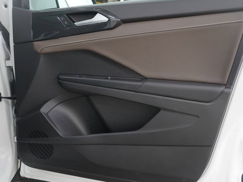 Used 2022 Volkswagen Taos SEL image 11