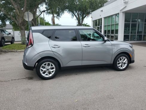 Used 2023 Kia Soul LX w/ LX Technology Package FWD image 6