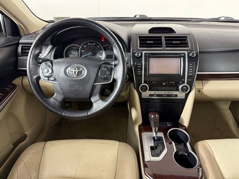 Used 2014 Toyota Camry L image 4