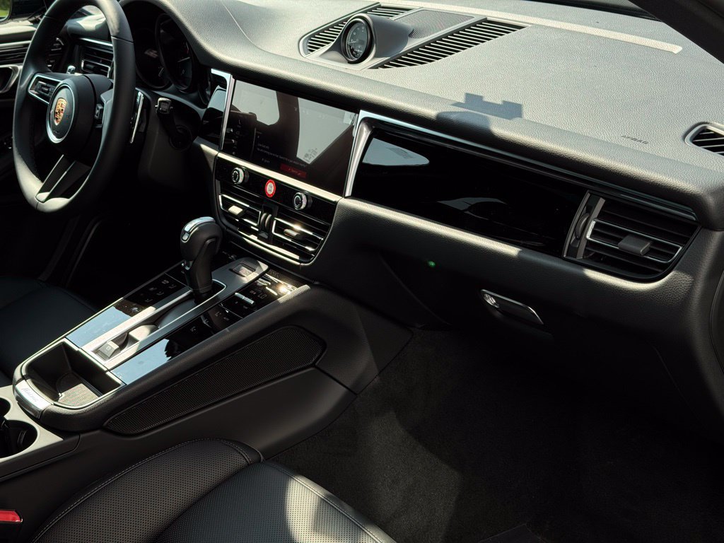 Certified 2025 Porsche Macan AWD/4WD image 30