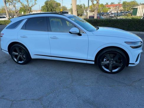 Used 2022 Genesis GV70 2.5T w/ Sport Prestige Package image 9