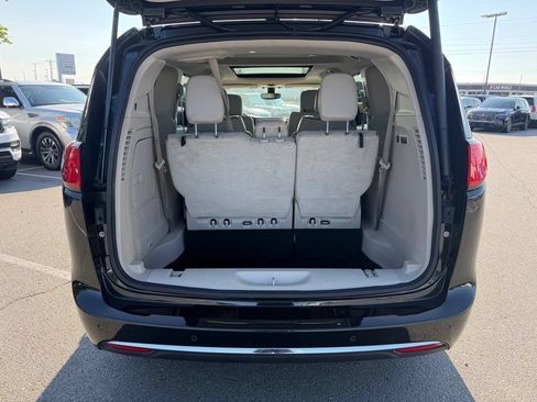 Used 2020 Chrysler Pacifica Limited FWD image 36