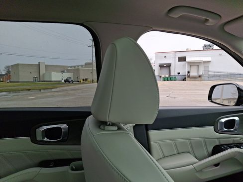 Used 2025 Kia Sorento SX image 13