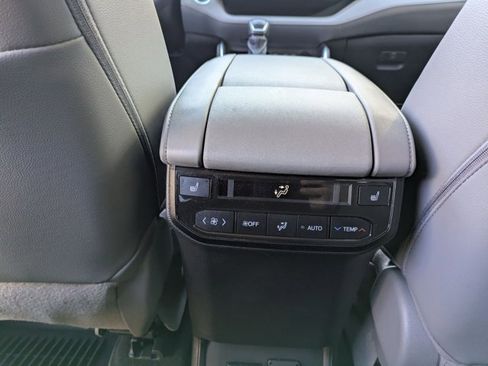 Used 2022 Toyota Highlander Platinum image 19