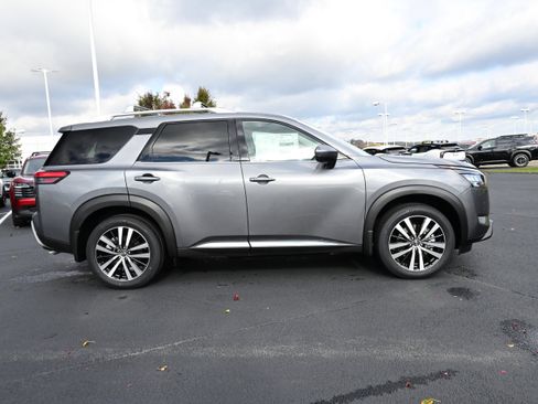 New 2025 Nissan Pathfinder Platinum image 4