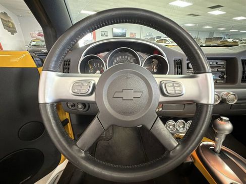 Used 2004 Chevrolet SSR w/ Preferred Equipment Group image 19