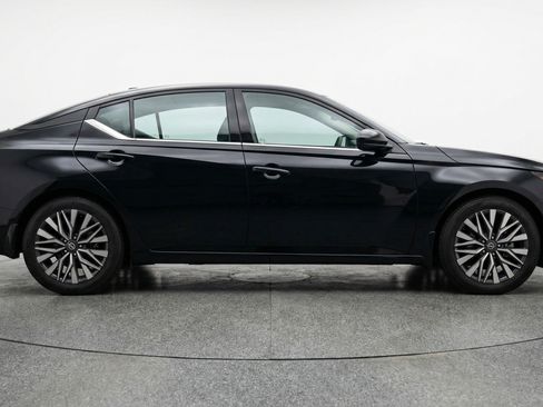 Used 2025 Nissan Altima 2.5 SV image 11