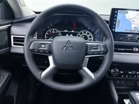 New 2025 Mitsubishi Outlander SE image 22