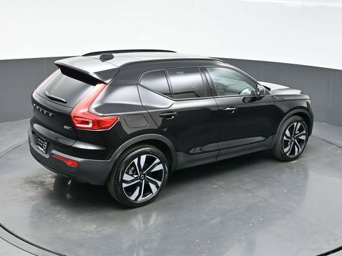 Used 2025 Volvo XC40 B5 Plus image 29