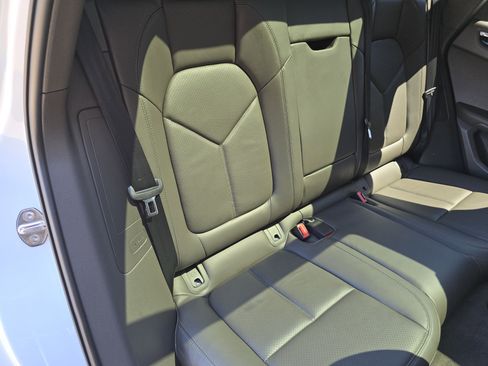 Certified 2023 Porsche Macan AWD/4WD image 21