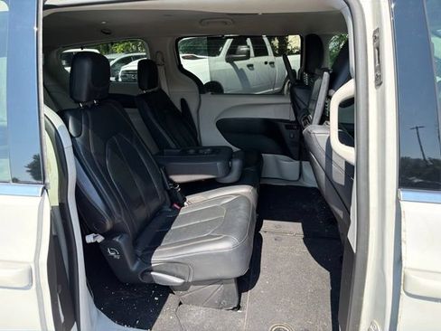 Used 2020 Chrysler Pacifica Touring-L Plus FWD image 11