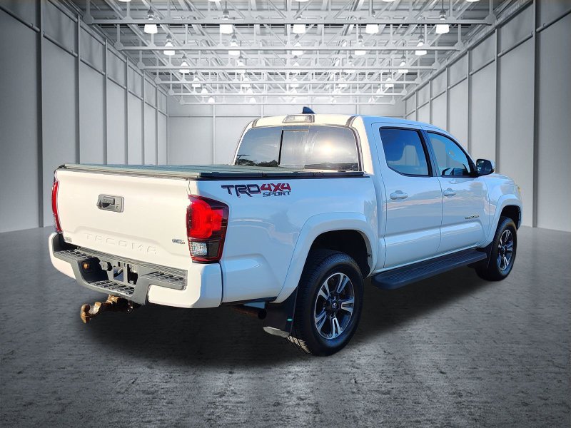 Used 2018 Toyota Tacoma TRD Sport AWD/4WD image 7
