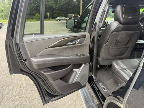 Used 2018 Cadillac Escalade Platinum AWD/4WD image 26