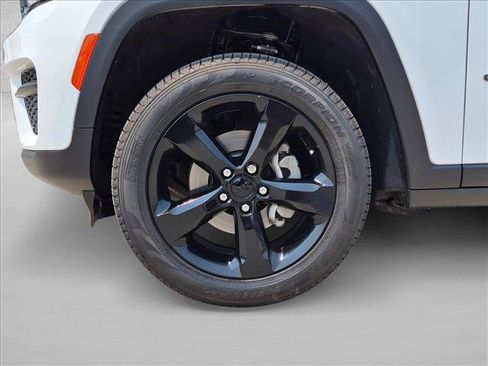 Used 2024 Jeep Grand Cherokee Altitude AWD/4WD image 23