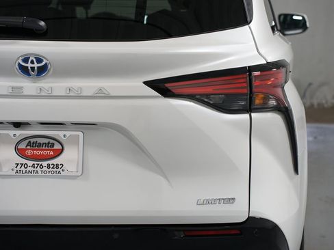 Used 2025 Toyota Sienna Limited image 10