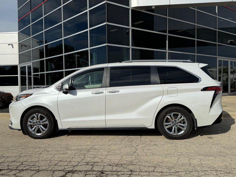 Used 2023 Toyota Sienna Platinum AWD/4WD image 7