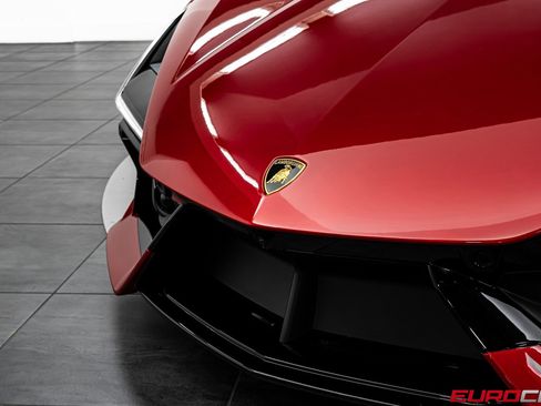Used 2025 Lamborghini Revuelto image 13