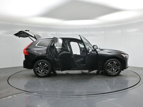 Used 2021 Volvo XC60 T5 Momentum w/ Premium Package image 4