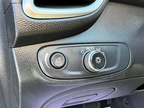 Used 2019 Chevrolet Trax LT w/ LT Convenience Package image 16