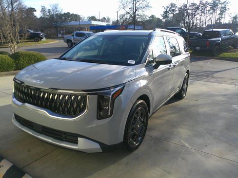 Used 2025 Kia Carnival EX image 5