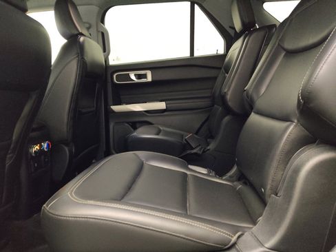 Used 2021 Ford Explorer XLT w/ Equipment Group 202A RWD image 18
