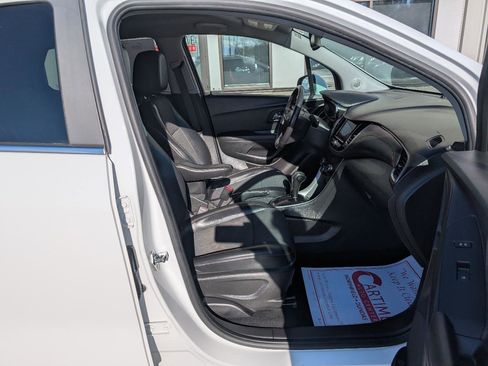 Used 2020 Chevrolet Trax LT w/ LT Convenience Package AWD/4WD image 11