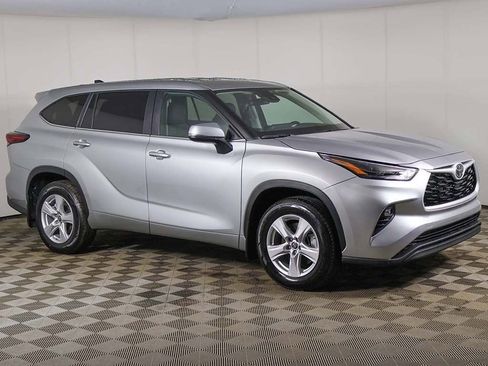 Used 2024 Toyota Highlander LE AWD/4WD image 45