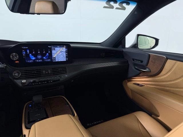 Used 2022 Lexus LS 500 w/ Accessory Package (Z2) RWD image 33