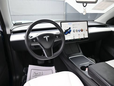 Used 2024 Tesla Model Y 2WD image 29
