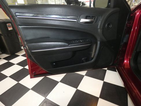 Used 2017 Chrysler 300 Limited image 19