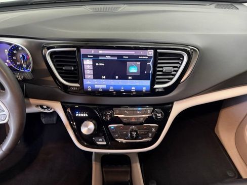 Used 2024 Chrysler Pacifica Touring-L FWD image 24