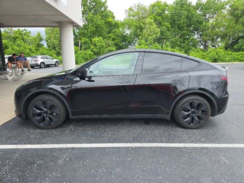 Used 2025 Tesla Model Y Long Range RWD image 6